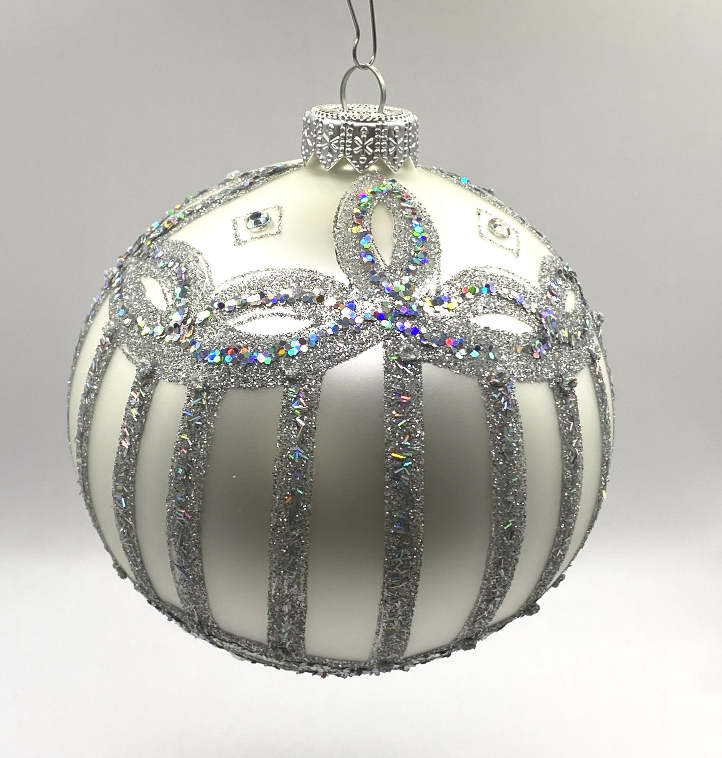 Baumschmuck-Christbaumschmuck-Weihnachts-Kugel-silber-weiss-Biedermeier-weihnachts-deko-ch-Galerie-Luechinger-1