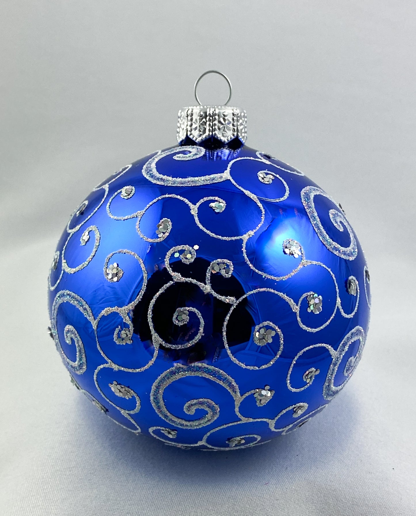 Baumschmuck-Christbaumschmuck-kugel-blau-weiss-kringel-weihnachts-deko-ch-Galerie-Luechinger