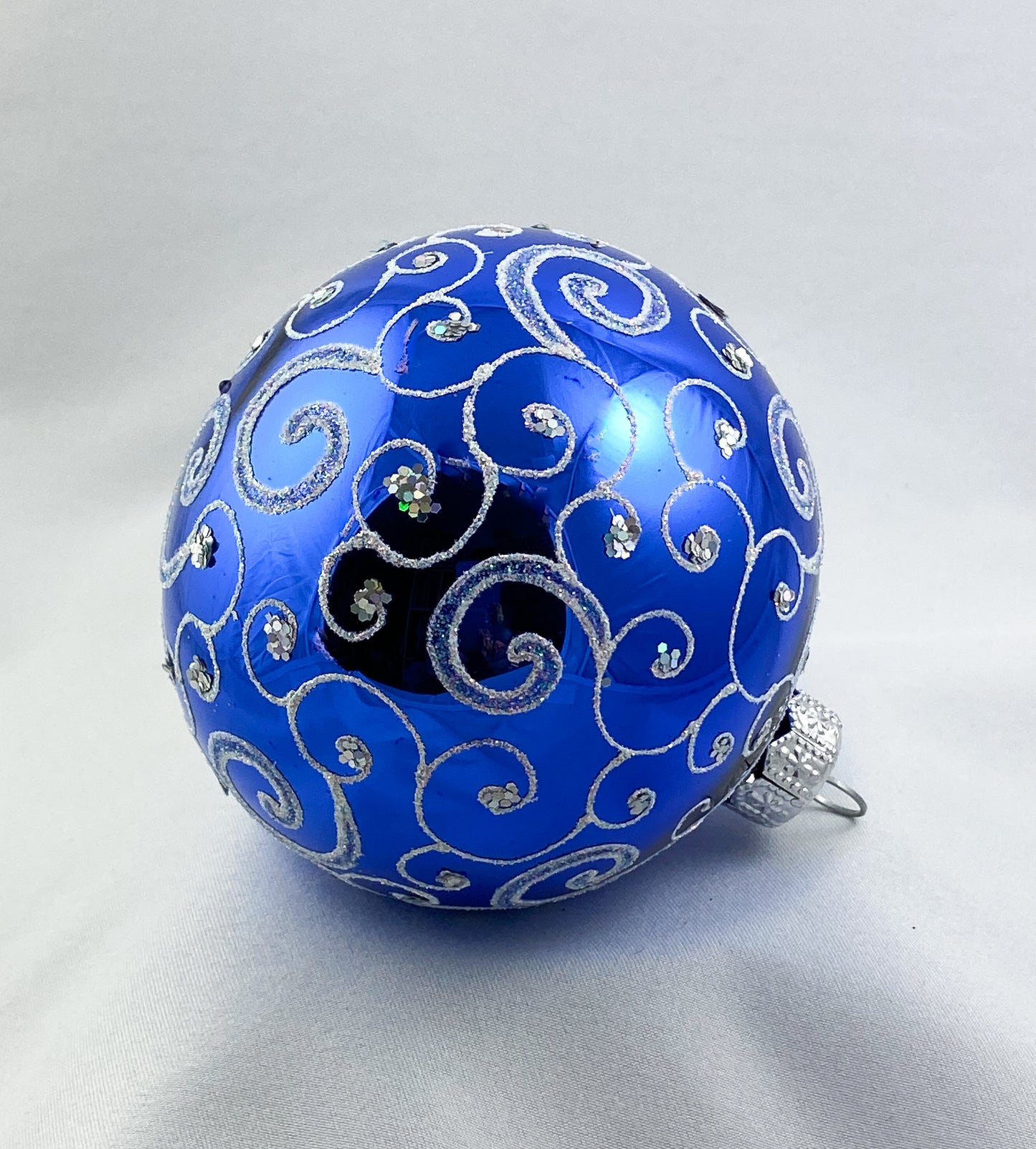 Baumschmuck-Christbaumschmuck-kugel-blau-weiss-kringel-weihnachts-deko-ch-Galerie-Luechinger2