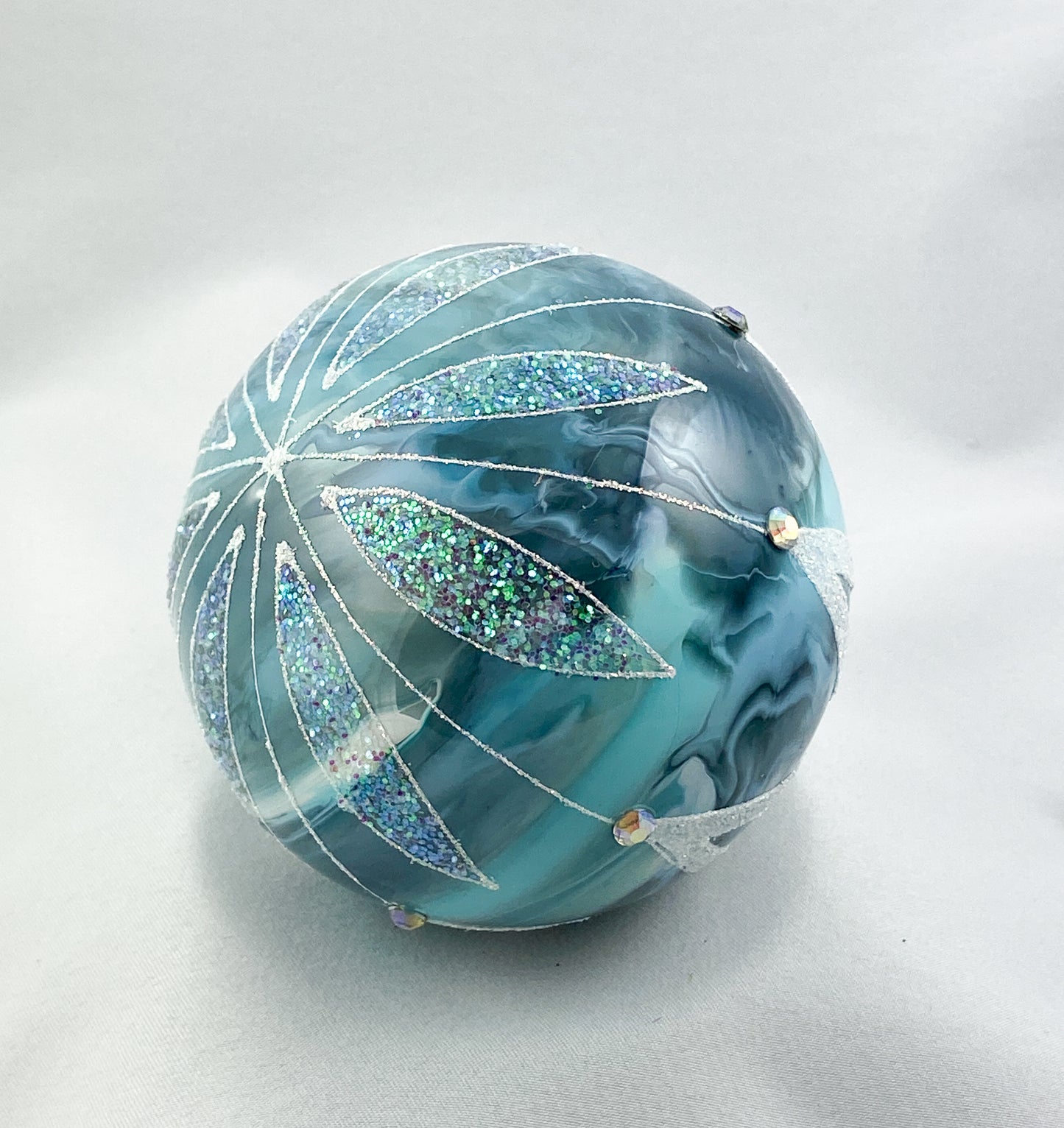Baumschmuck-Christbaumschmuck-kugel-blau-weiss-tuerkis-weihnachts-deko-ch-Galerie-Luechinger2