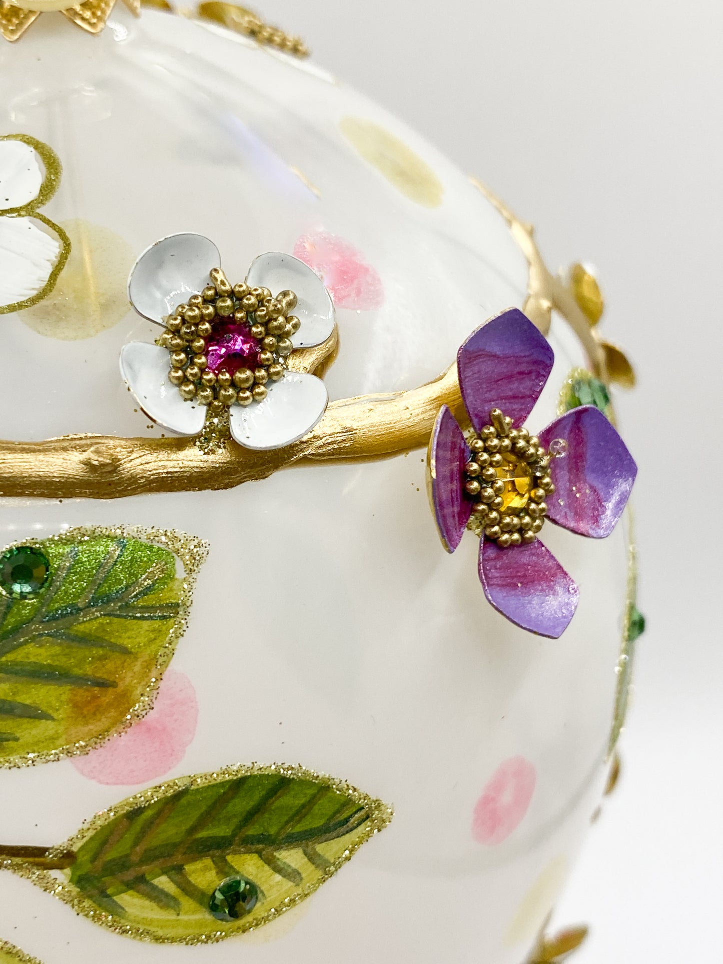 Baumschmuck-Christbaumschmuck-kugel-bluete-ranken-weihnachts-deko-ch-Galerie-Luechinger