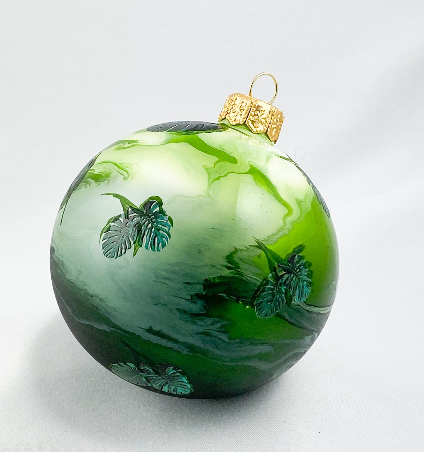 Baumschmuck-Christbaumschmuck-kugel-monstera-marmoriert-gruen-weihnachts-deko-ch-Galerie-Luechinger2