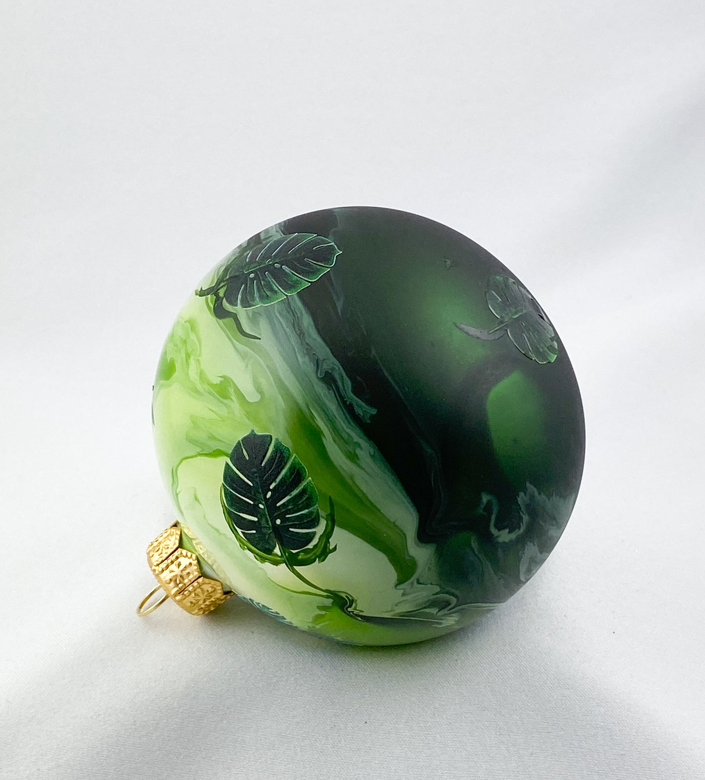 Baumschmuck-Christbaumschmuck-kugel-monstera-marmoriert-gruen-weihnachts-deko-ch-Galerie-Luechinger3