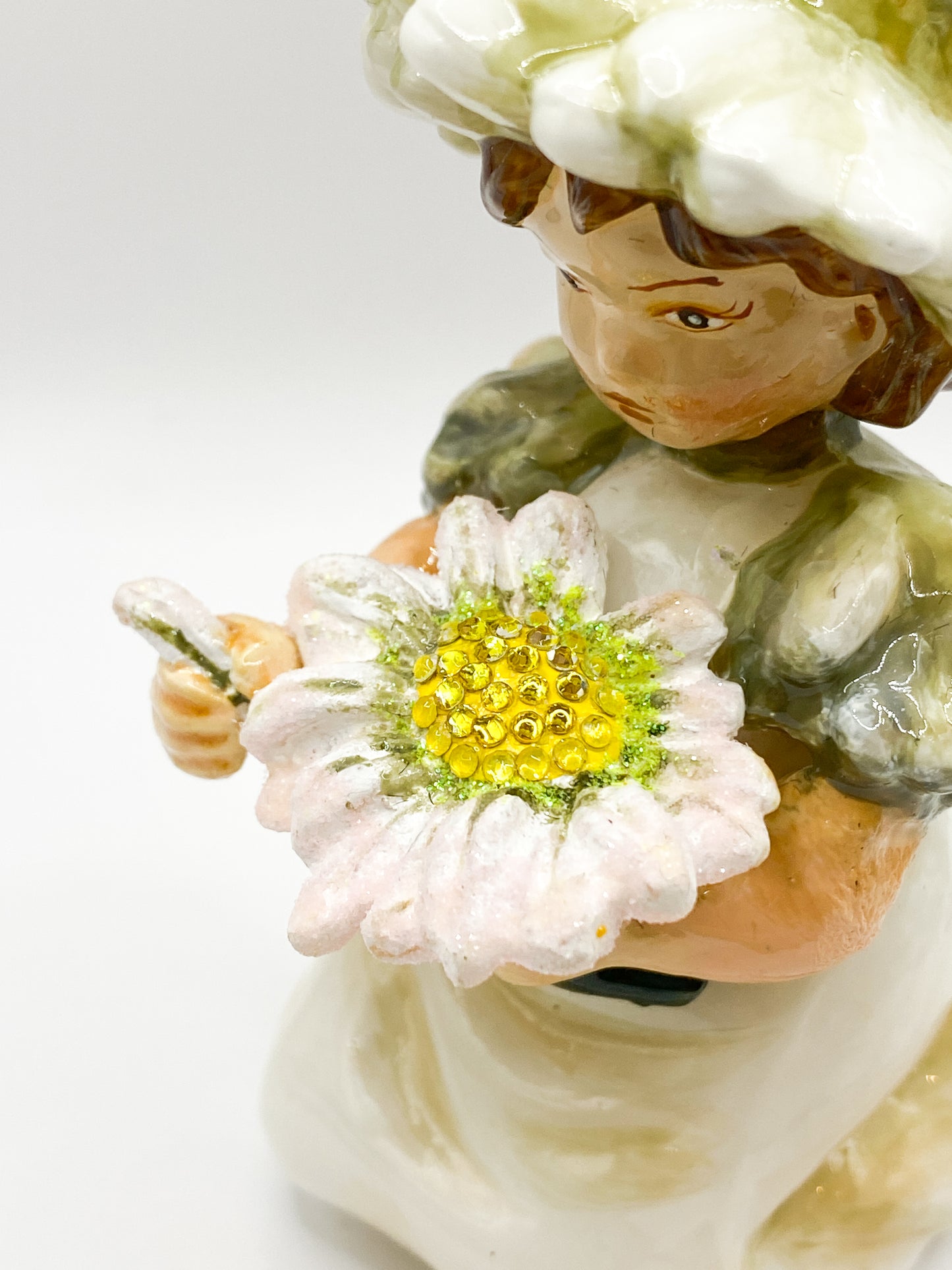 Baumschmuck-Christbaumschmuck-maedchen-margerite-er-liebt-mich-liebt-mich-nicht-atlasart-weihnachts-deko-ch-Galerie-Luechinger4
