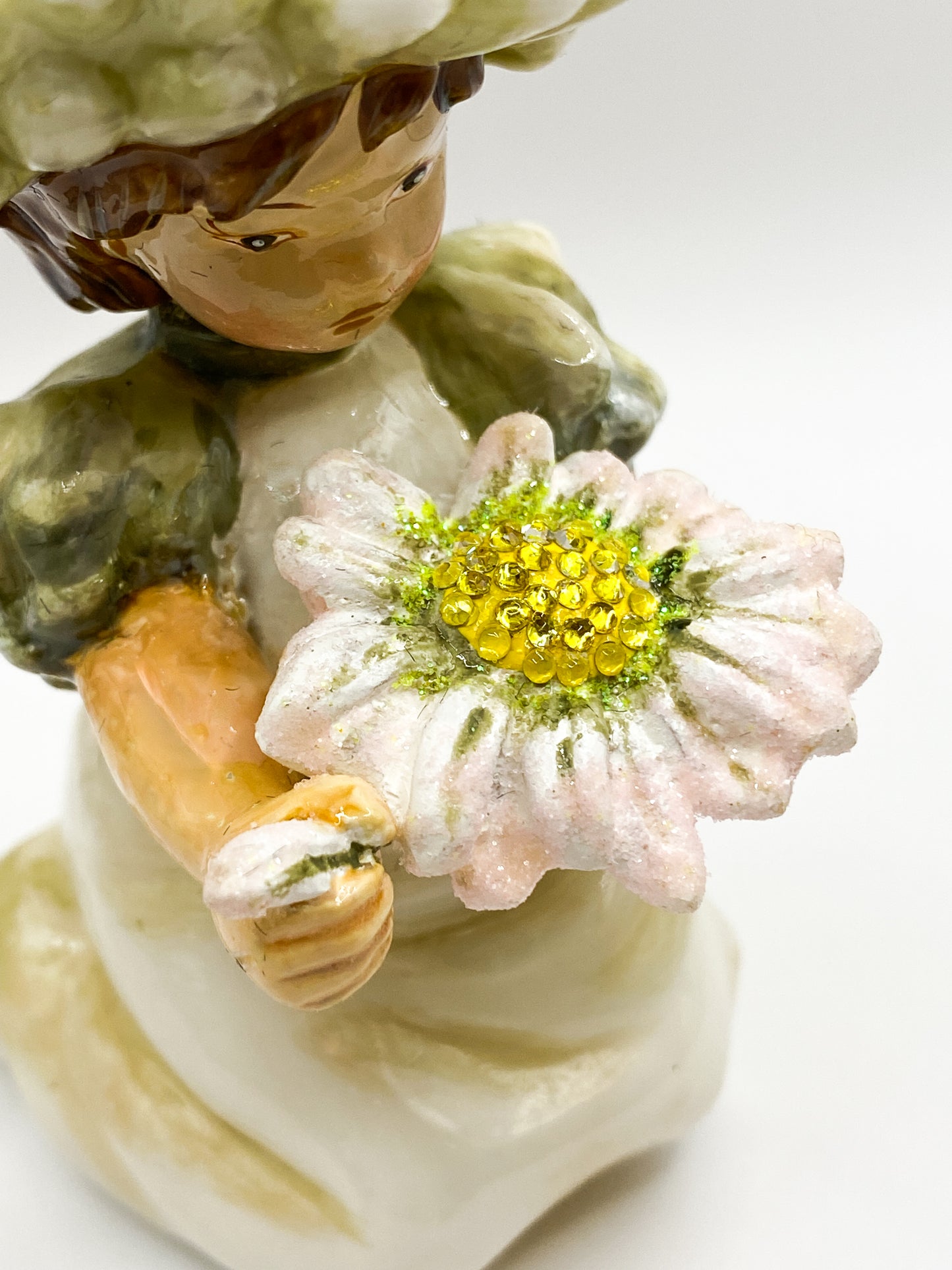 Baumschmuck-Christbaumschmuck-maedchen-margerite-er-liebt-mich-liebt-mich-nicht-atlasart-weihnachts-deko-ch-Galerie-Luechinger5