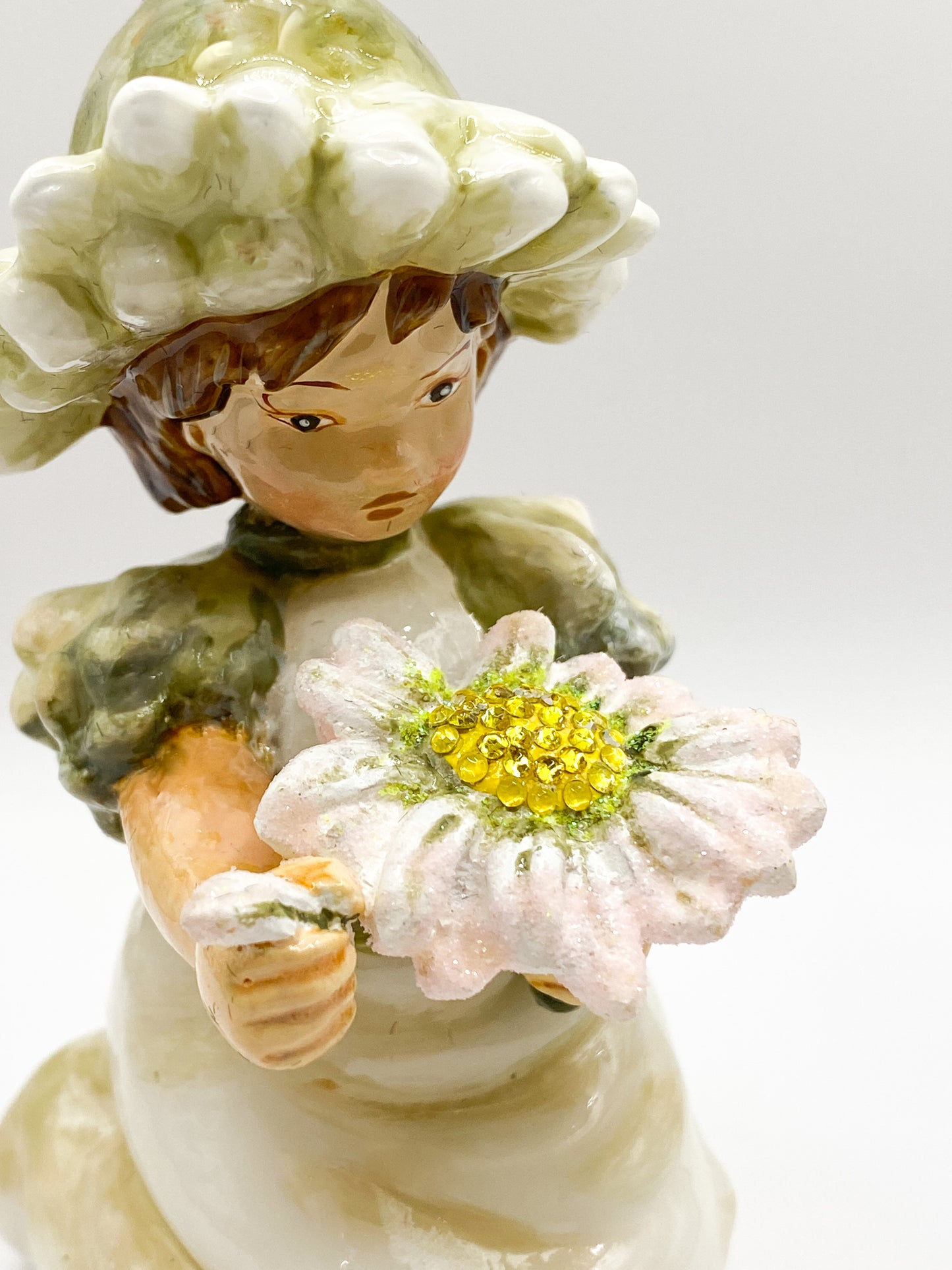 Baumschmuck-Christbaumschmuck-maedchen-margerite-er-liebt-mich-liebt-mich-nicht-atlasart-weihnachts-deko-ch-Galerie-Luechinger6