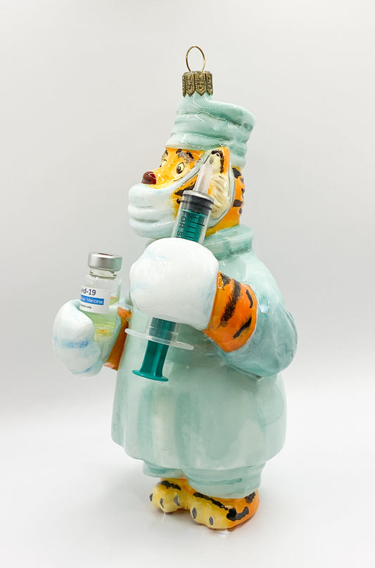 Baumschmuck-Christbaumschmuck-tiger-medizin-impfstoff-spritze-weihnachts-deko-ch-Galerie-Luechinger1