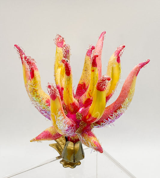 Exotische, filigrane Blüte auf Clip