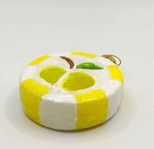 Gelber Bonbon mit Apfel-Motiv