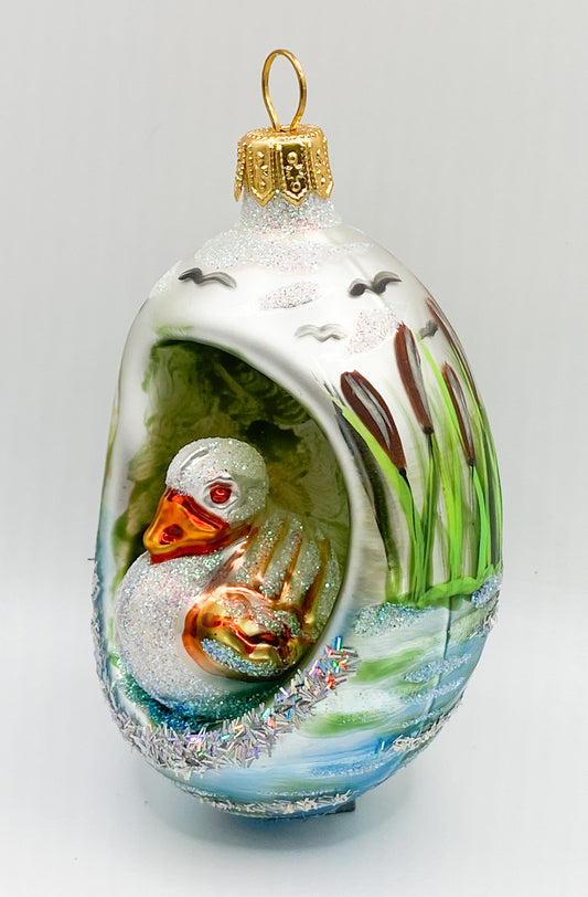 Offenes Osterei mit Ente