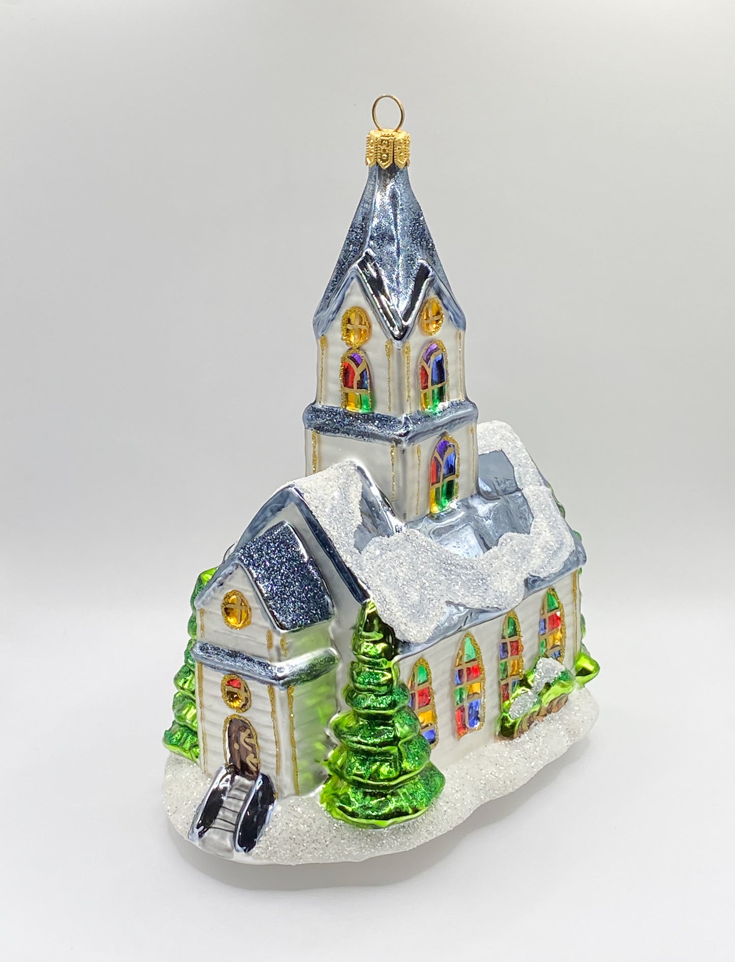 Grosse Kirche mit bunten Fenstern