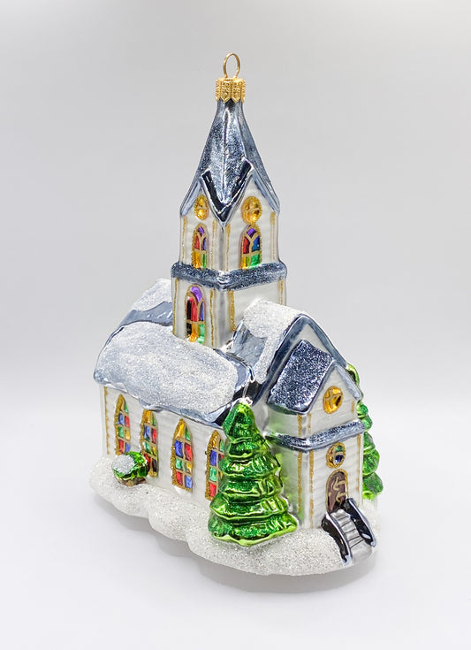 Grosse Kirche mit bunten Fenstern