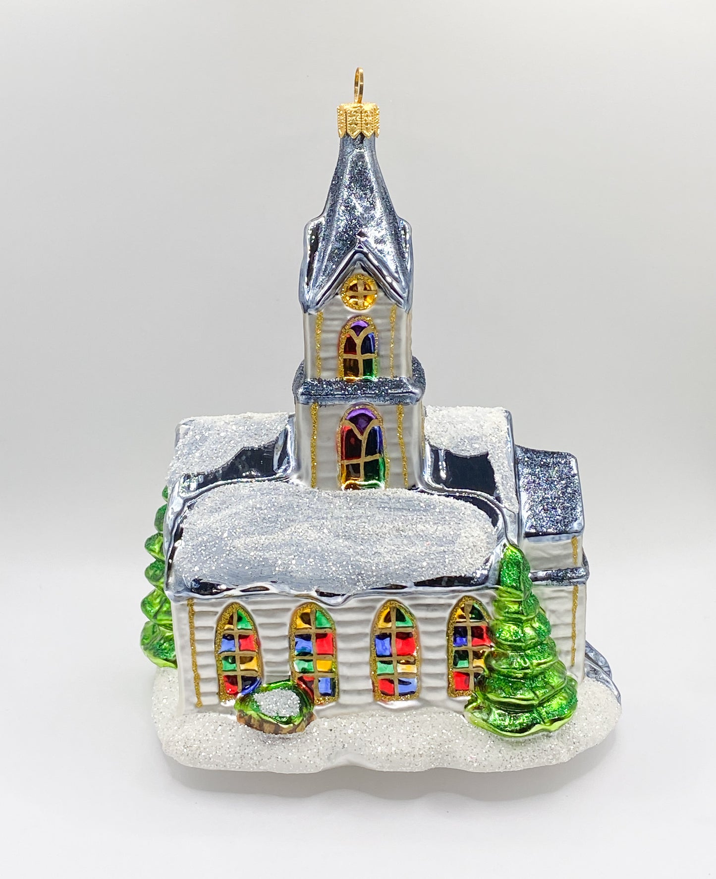 Grosse Kirche mit bunten Fenstern