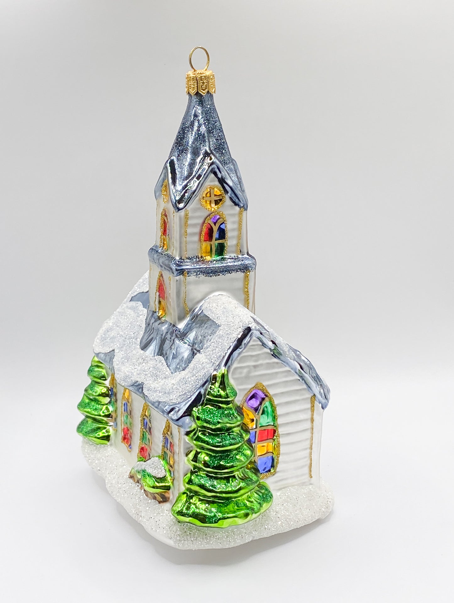 Grosse Kirche mit bunten Fenstern