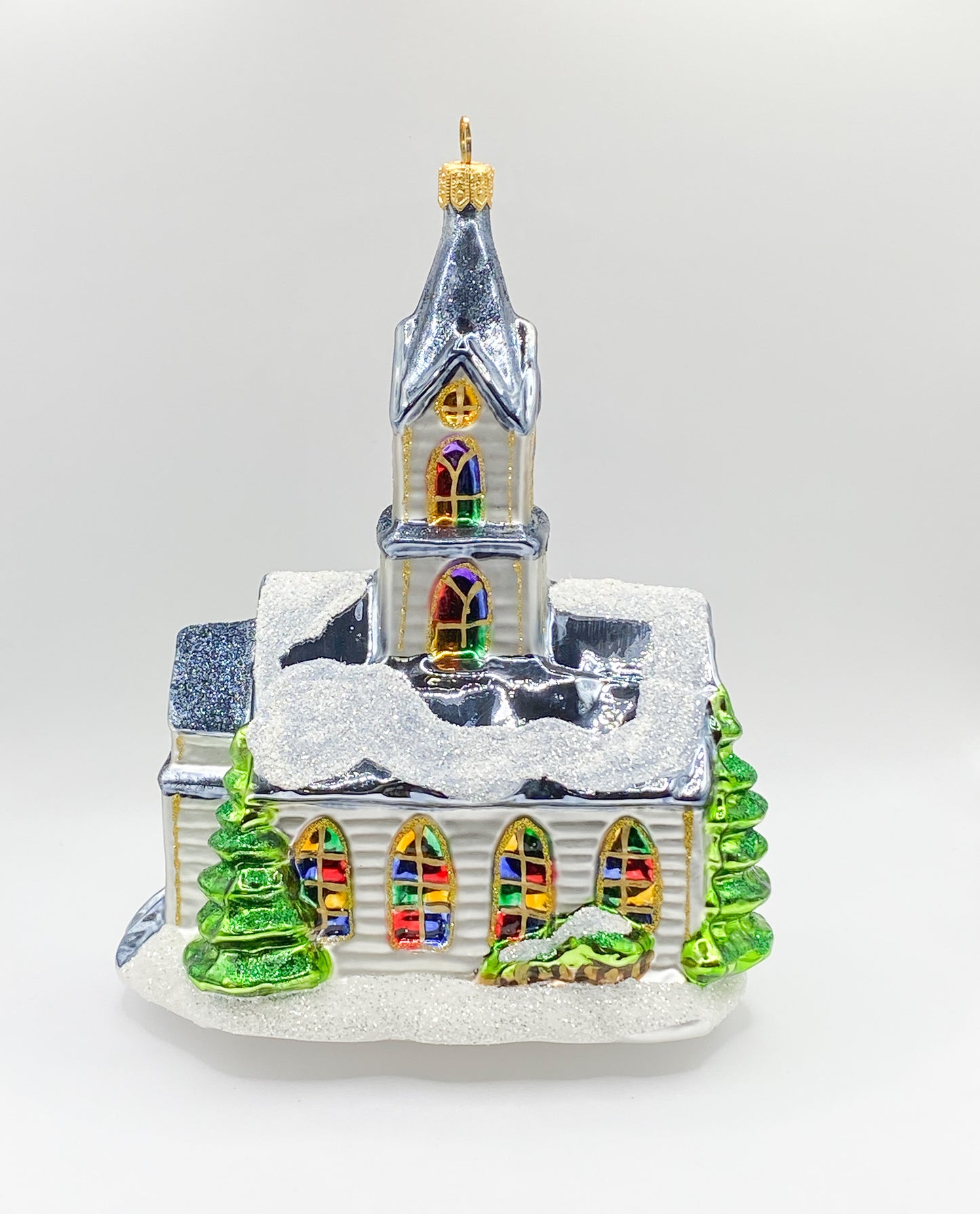 Grosse Kirche mit bunten Fenstern