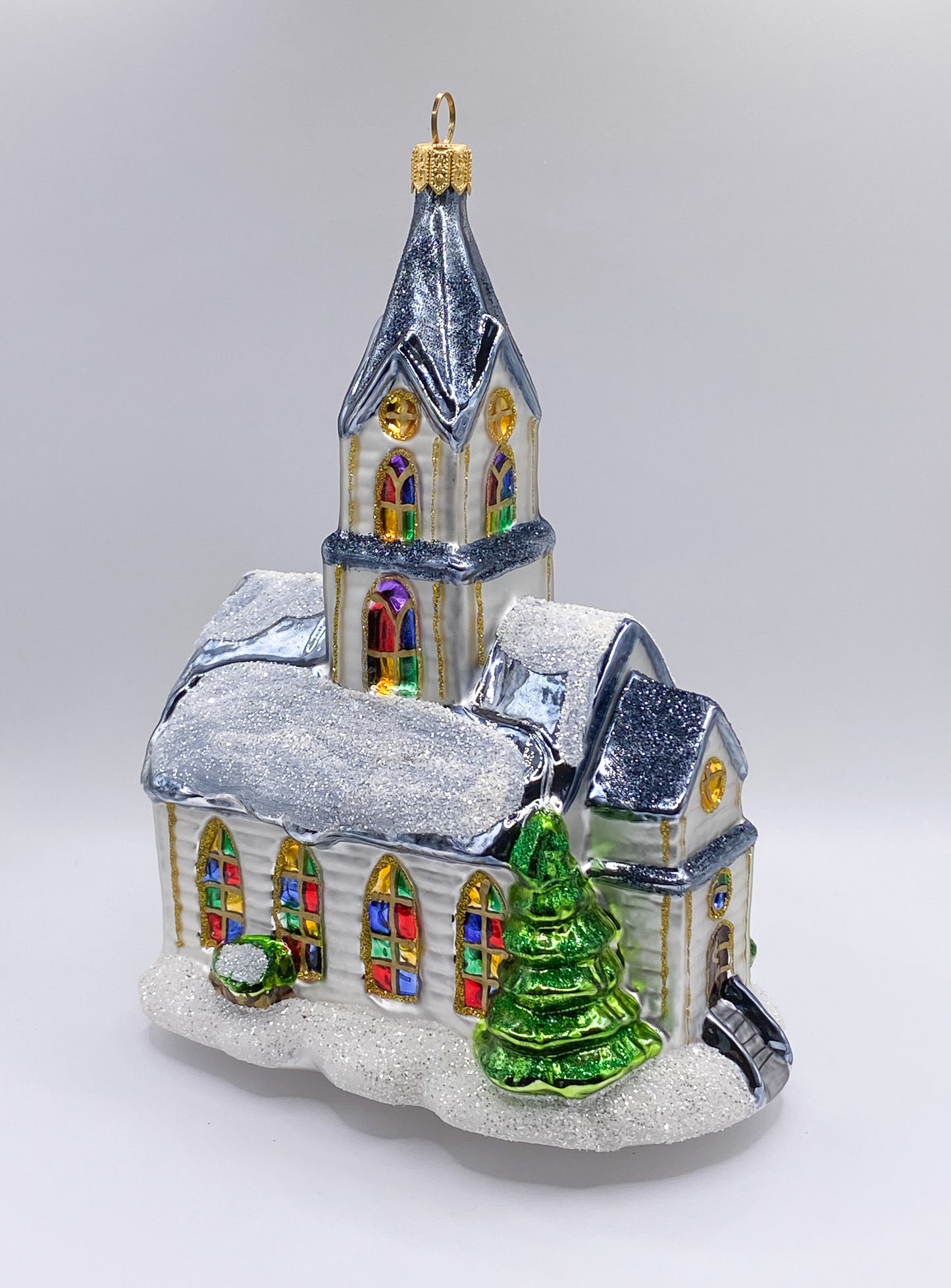 Grosse Kirche mit bunten Fenstern