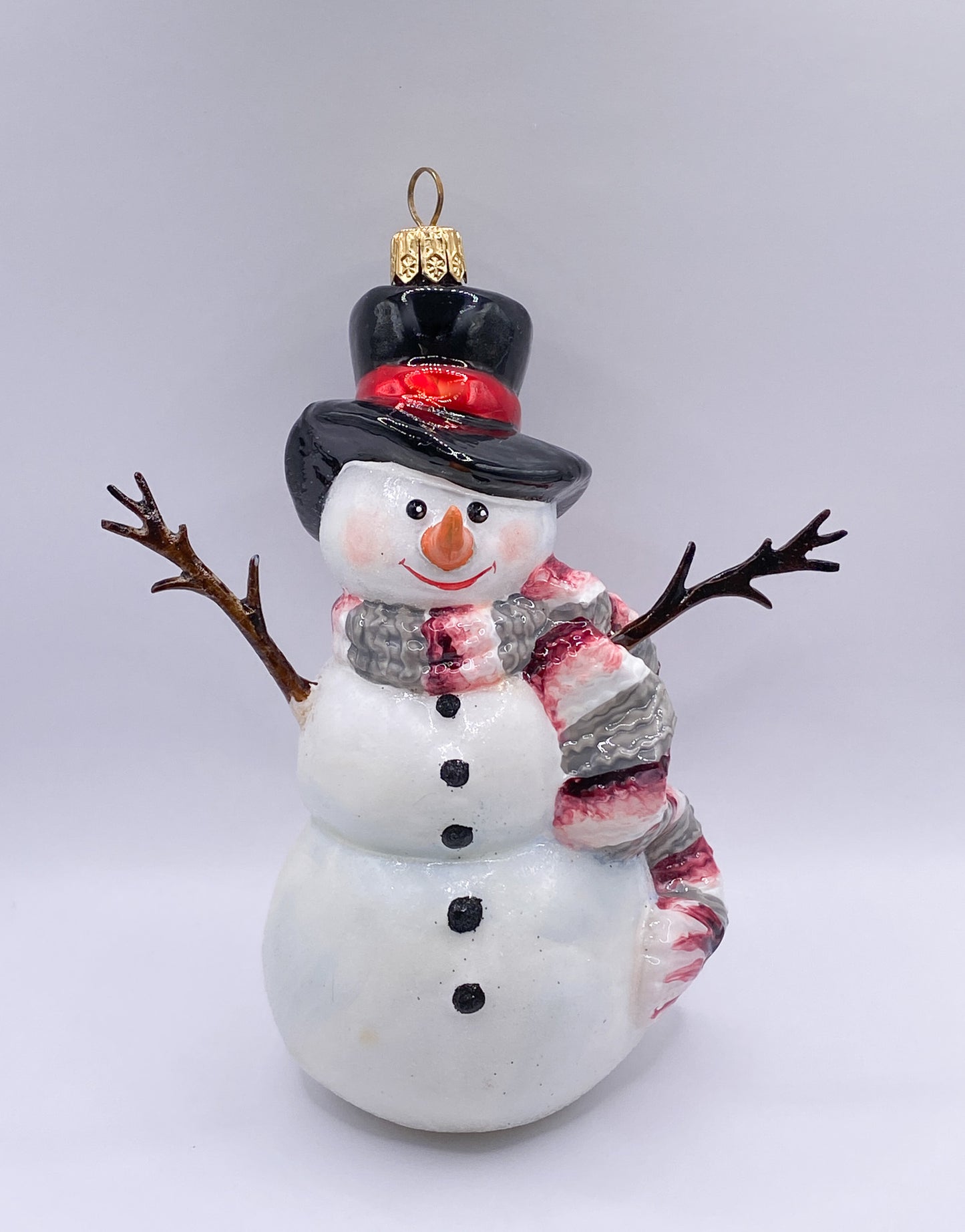 Grosser Schneemann mit schwarzem Schlapphut, KOMOZJA MOSTOWSKI