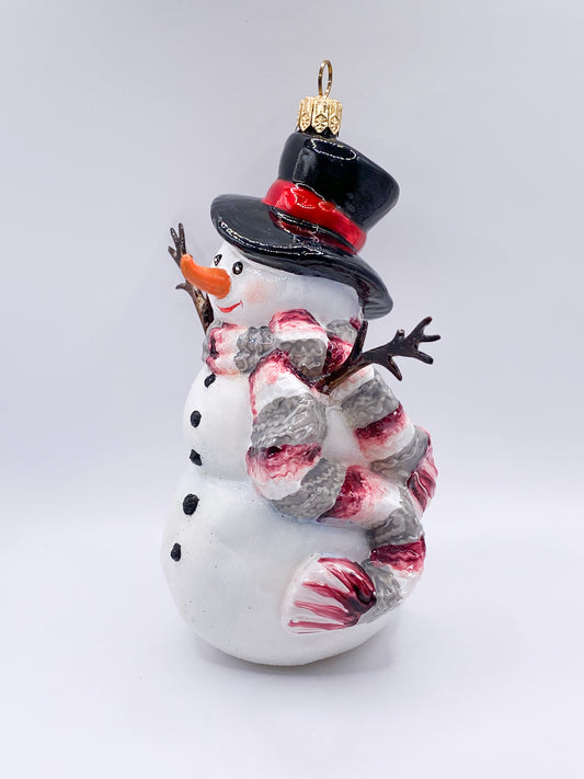 Grosser Schneemann mit schwarzem Schlapphut, KOMOZJA MOSTOWSKI