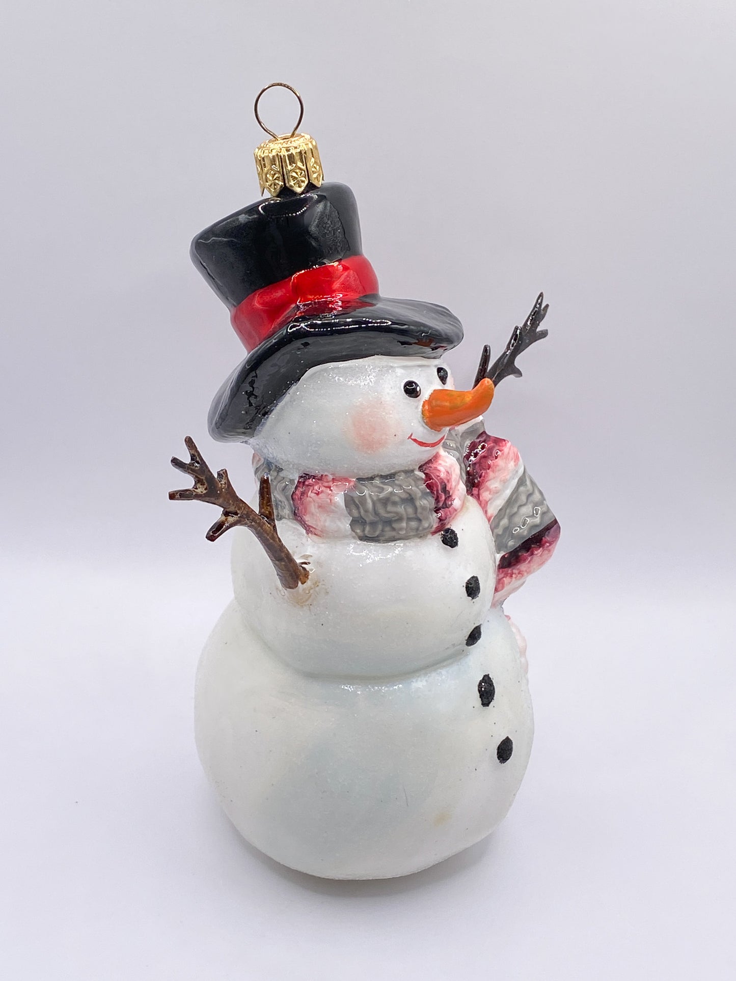 Grosser Schneemann mit schwarzem Schlapphut, KOMOZJA MOSTOWSKI