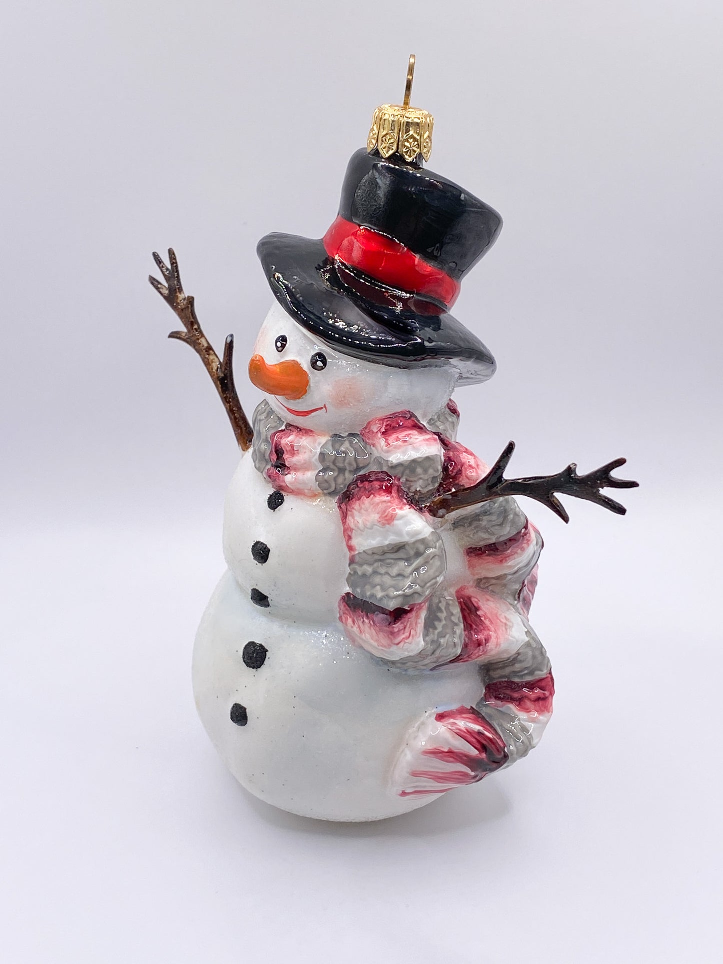 Grosser Schneemann mit schwarzem Schlapphut, KOMOZJA MOSTOWSKI