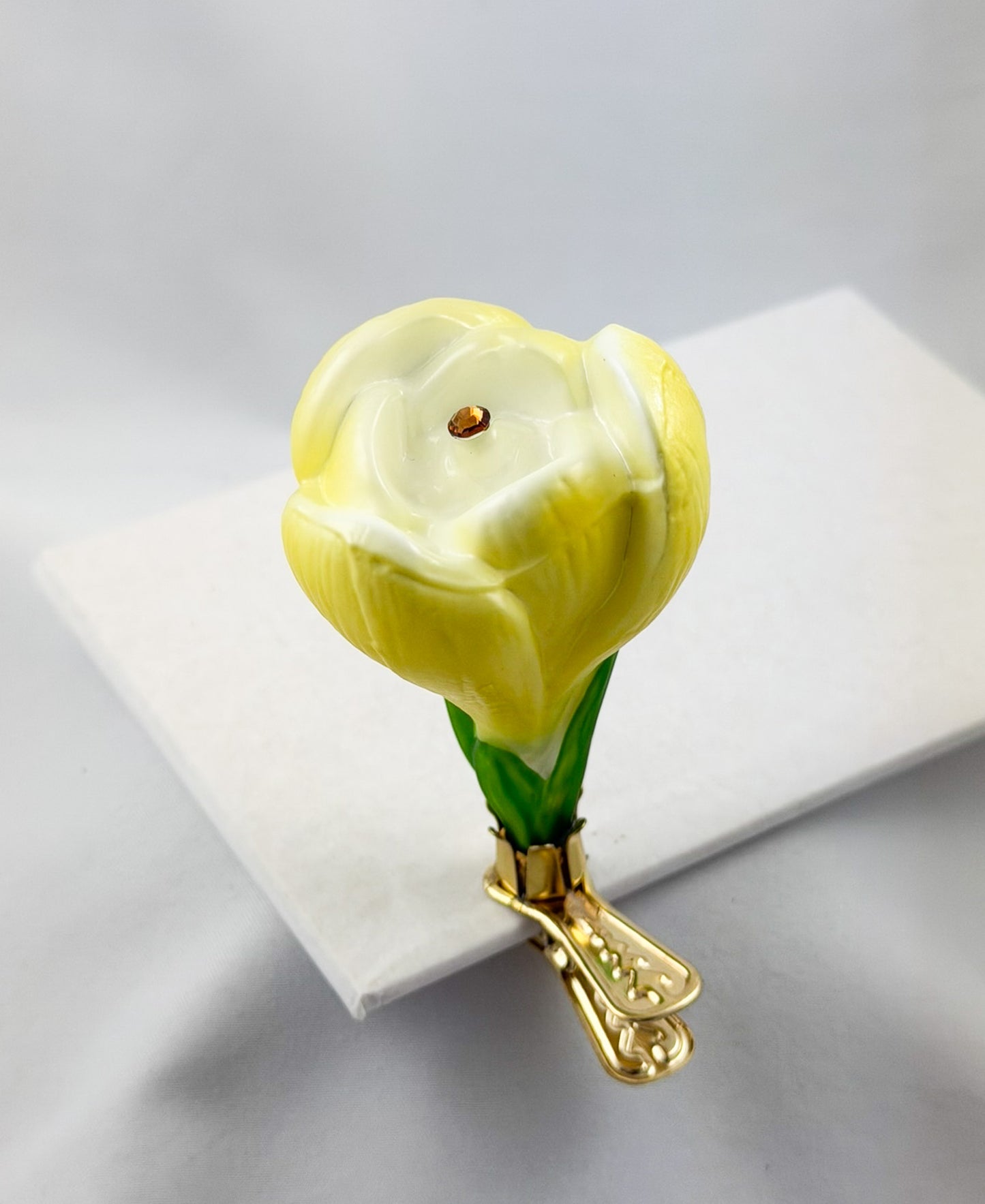 Krokusblüte gelb am Clip
