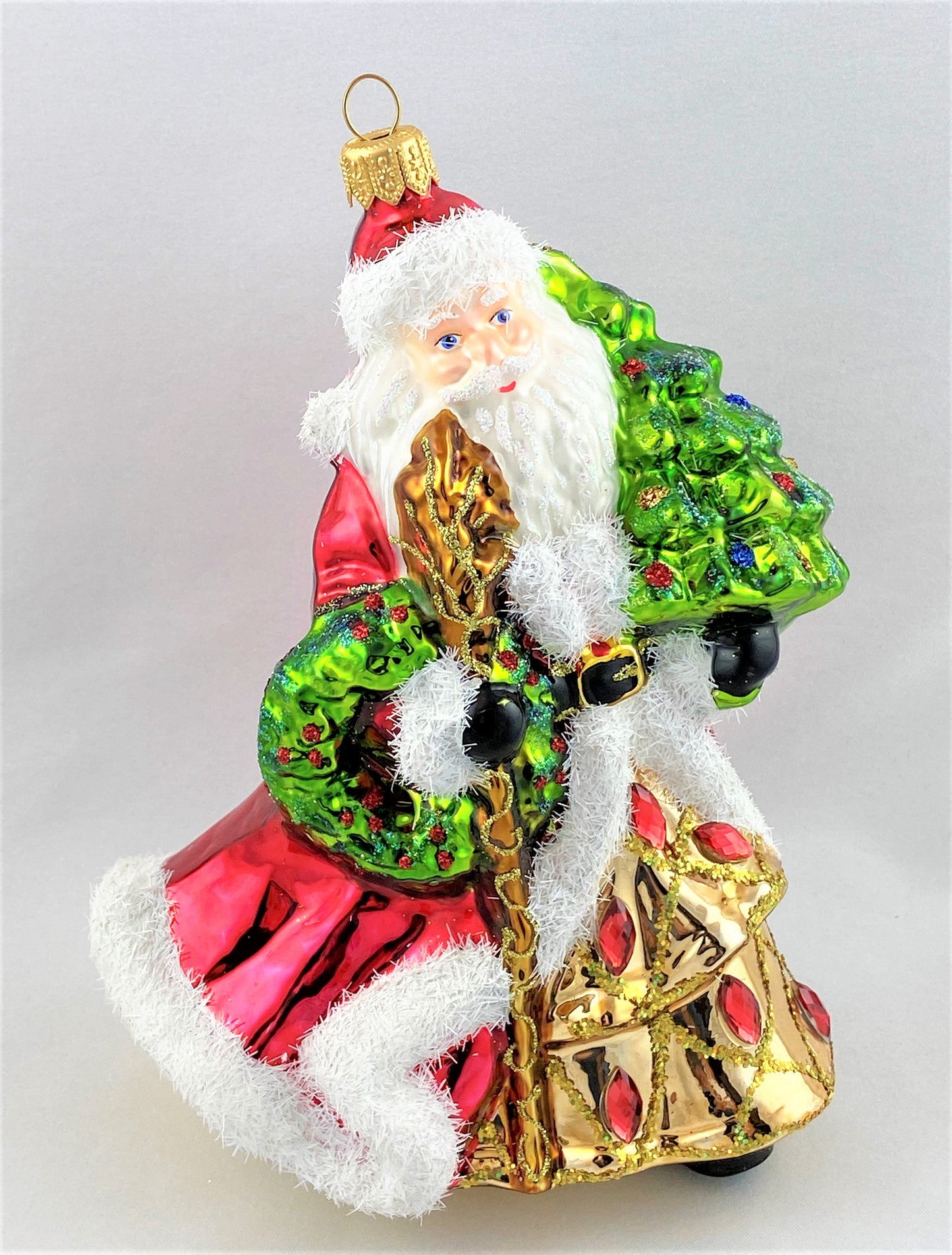 Der Weihnachtsmann im edlen Gewand bringt den Christbaum3