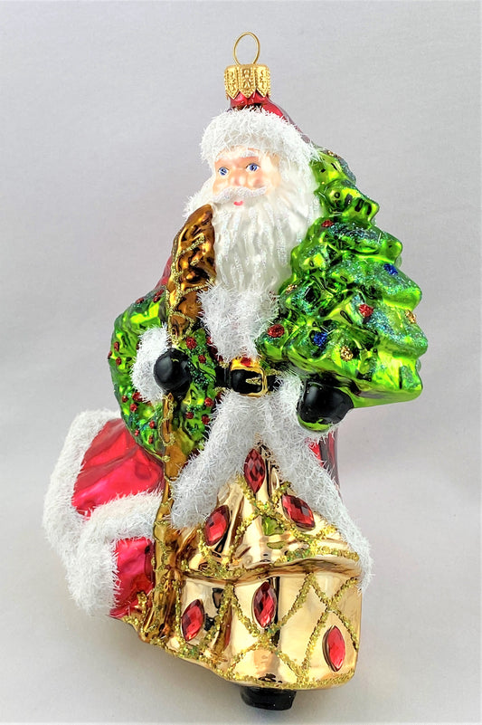 Der Weihnachtsmann im edlen Gewand bringt den Christbaum2