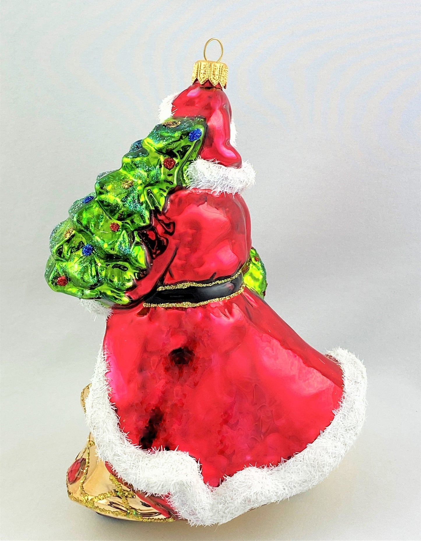 Der Weihnachtsmann im edlen Gewand bringt den Christbaum4