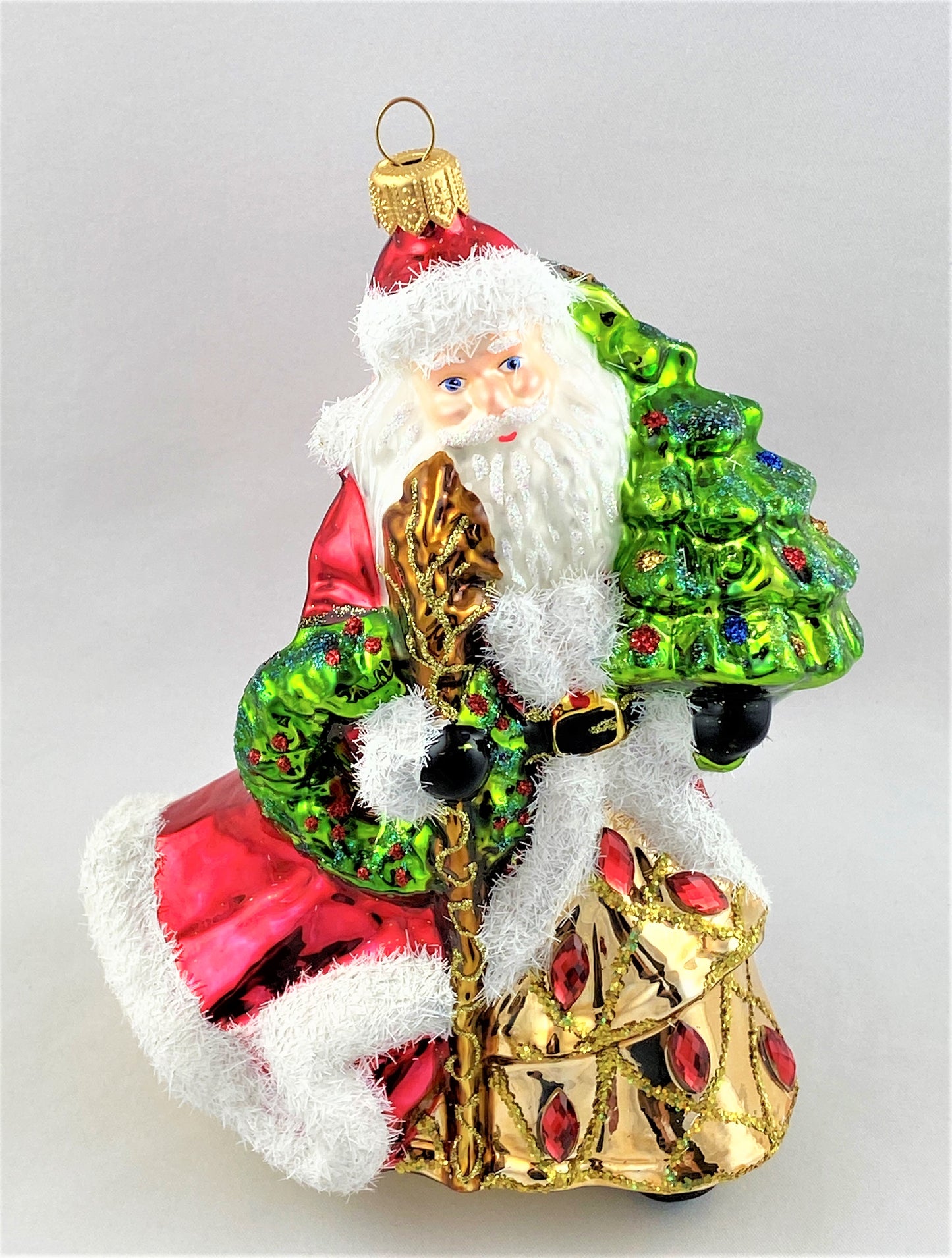 Der Weihnachtsmann im edlen Gewand bringt den Christbaum1