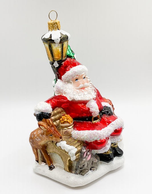 Santa auf der Parkbank mit den Waldtieren