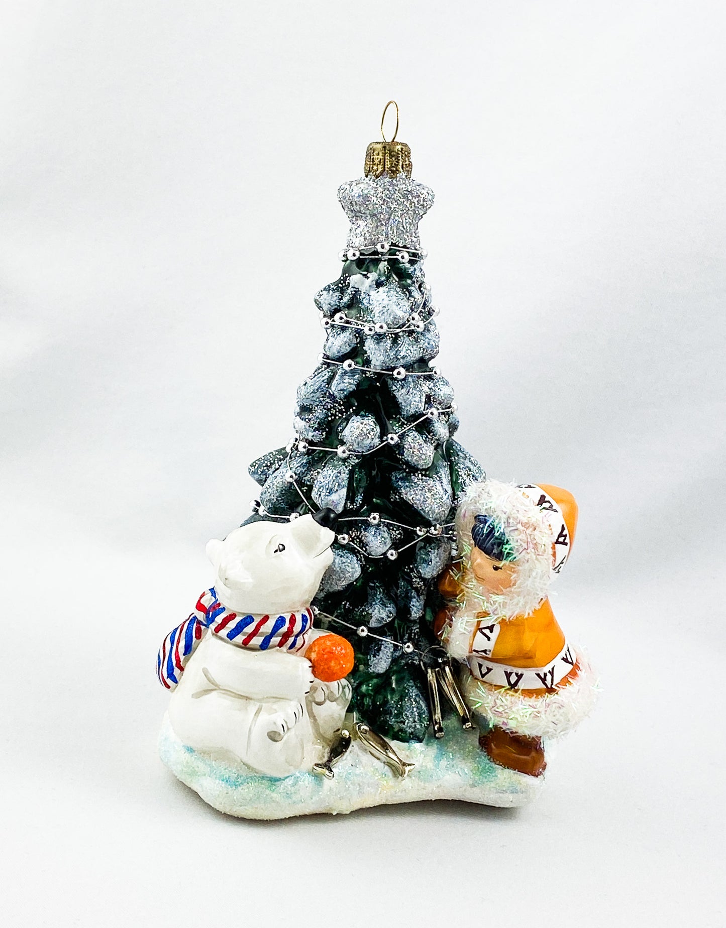 Der kleine Eisbär und das Inuitmädchen schmücken zusammen den Weihnachtsbaum, AtlasArt