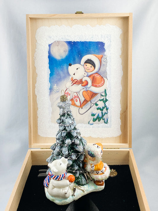 Der kleine Eisbär und das Inuitmädchen schmücken zusammen den Weihnachtsbaum, AtlasArt