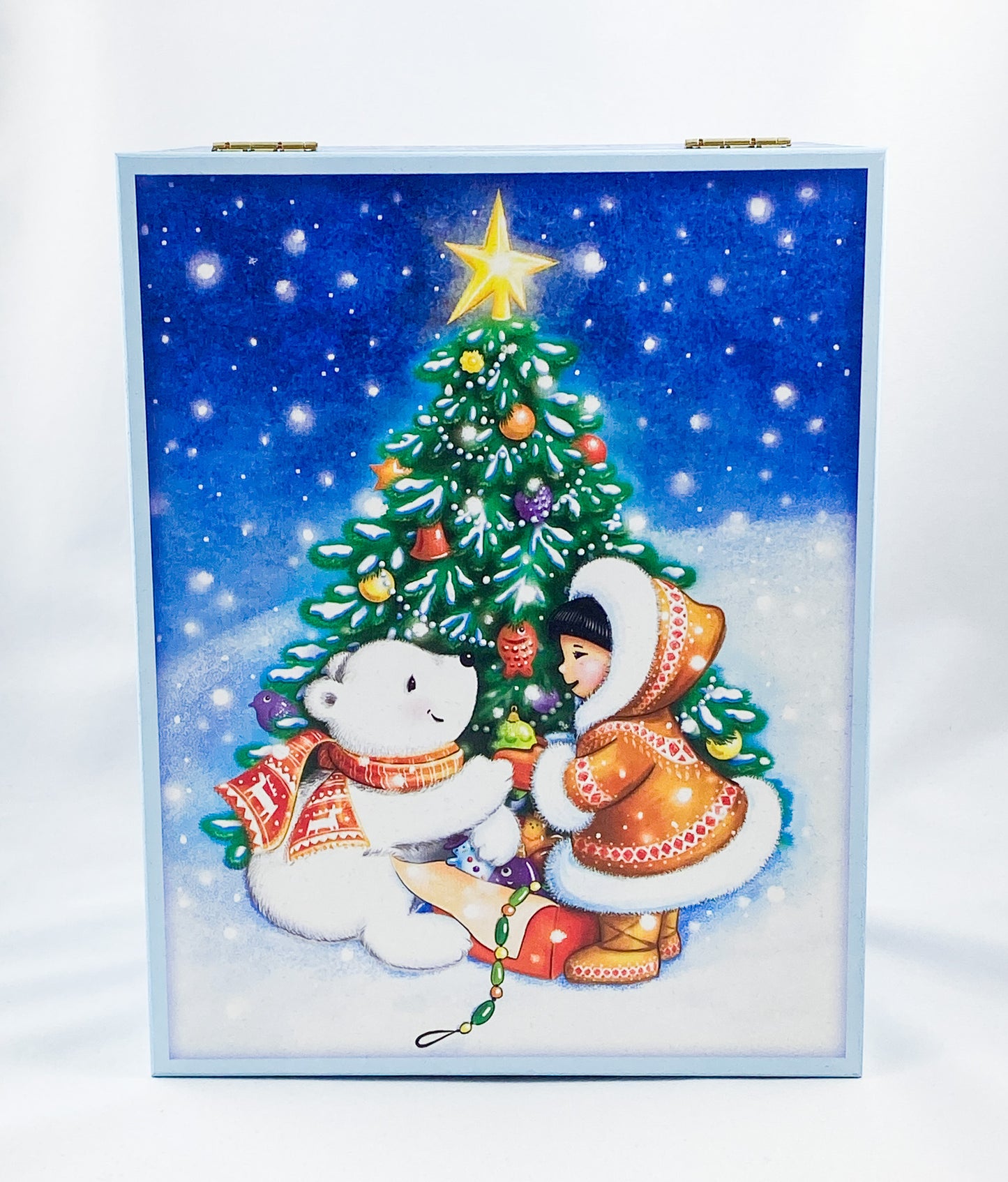 Der kleine Eisbär und das Inuitmädchen schmücken zusammen den Weihnachtsbaum, AtlasArt