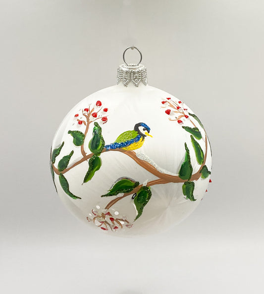 Weisse Kugel mit Blaumeisen auf Blätterranken