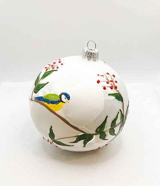 Weisse Kugel mit Blaumeisen auf Blätterranken