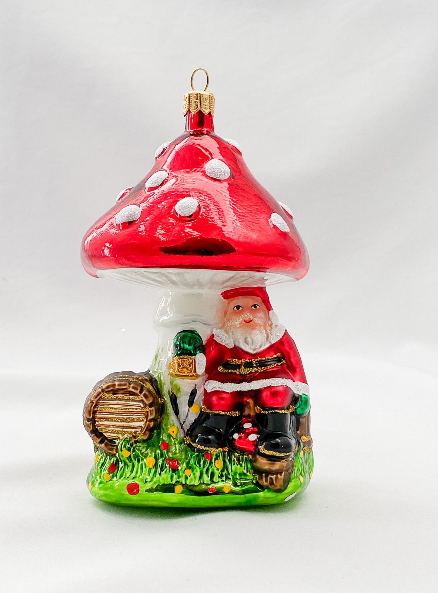 Der Weihnachtsmann hat es sich unter dem Fliegenpilz gemütlich gemacht