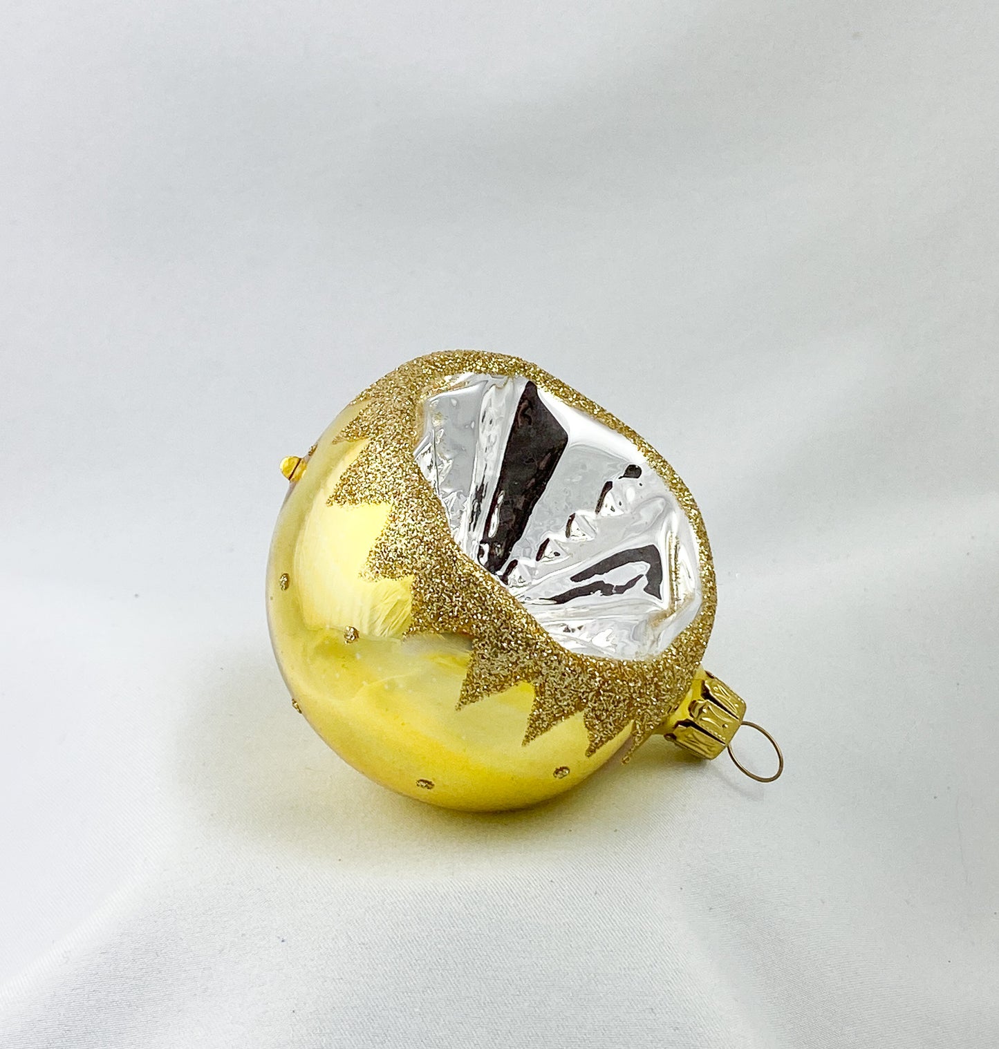 Kugel gold glanz mit silbernem Einstich und goldenem Dekor