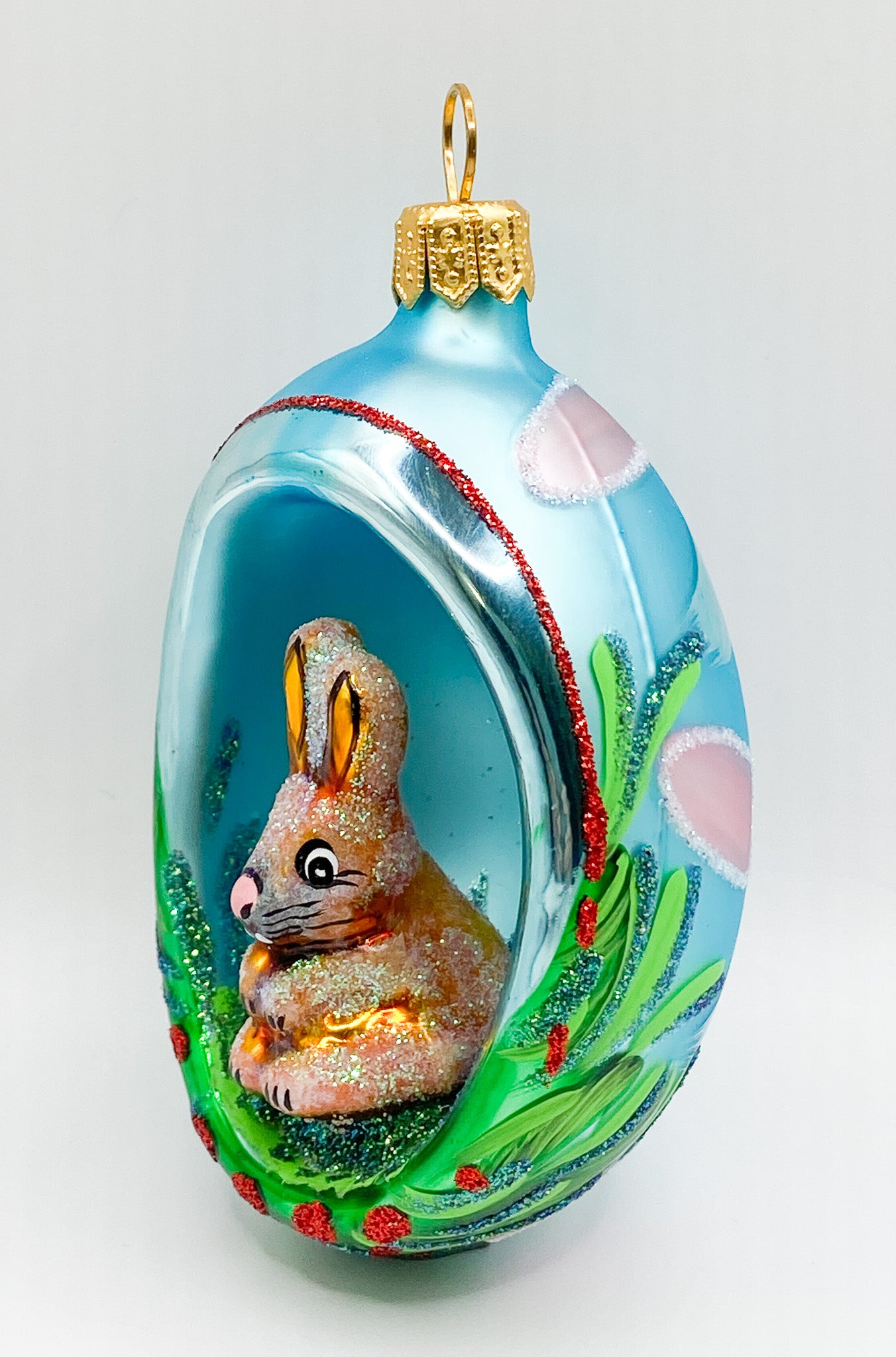 Offenes Osterei blau mit Hase