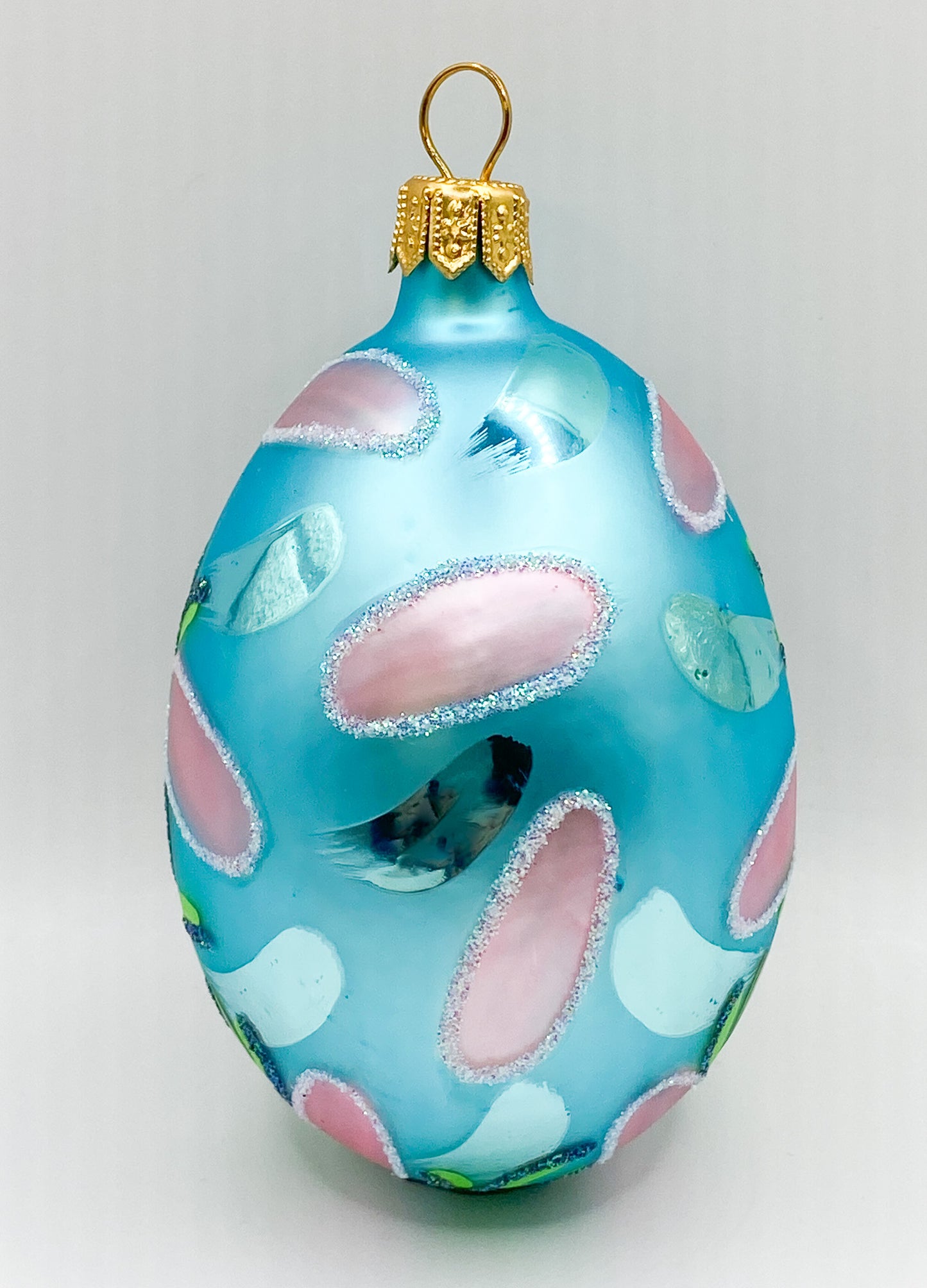 Offenes Osterei blau mit Hase