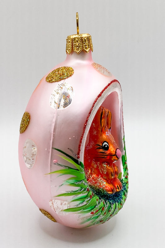 Offenes Osterei rosa mit Hase