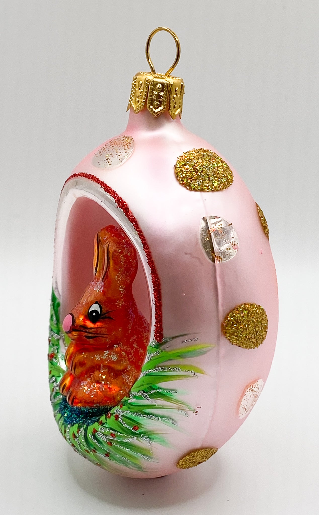 Offenes Osterei rosa mit Hase
