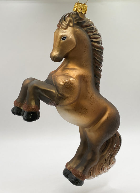 Braunes Pferd mit schwarzer Mähne