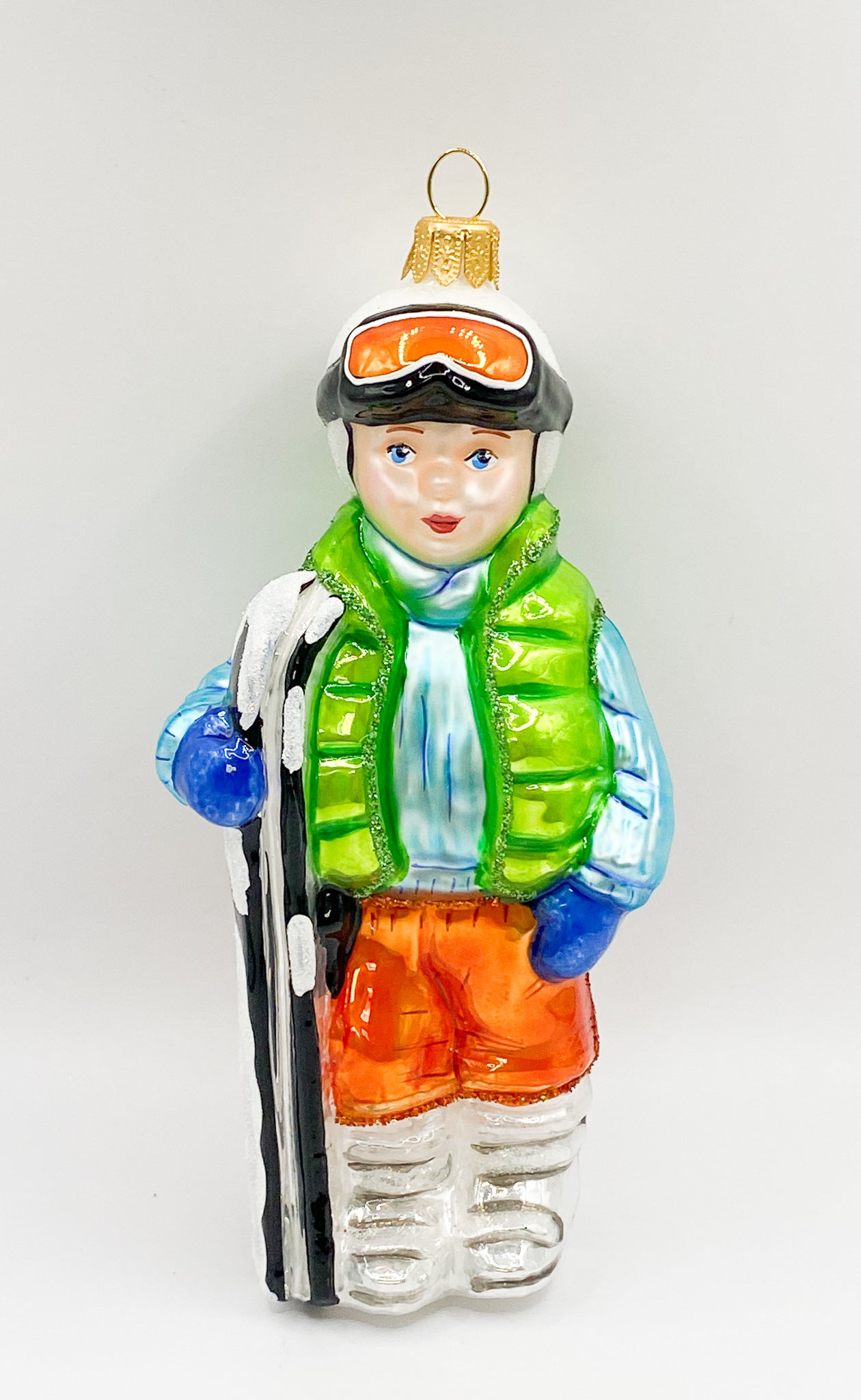 Junge mit Skiern