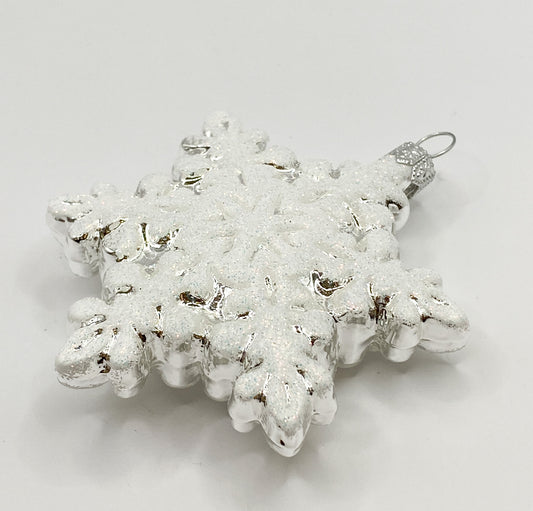 Silberne Schneeflocke mit weissem Glitzer