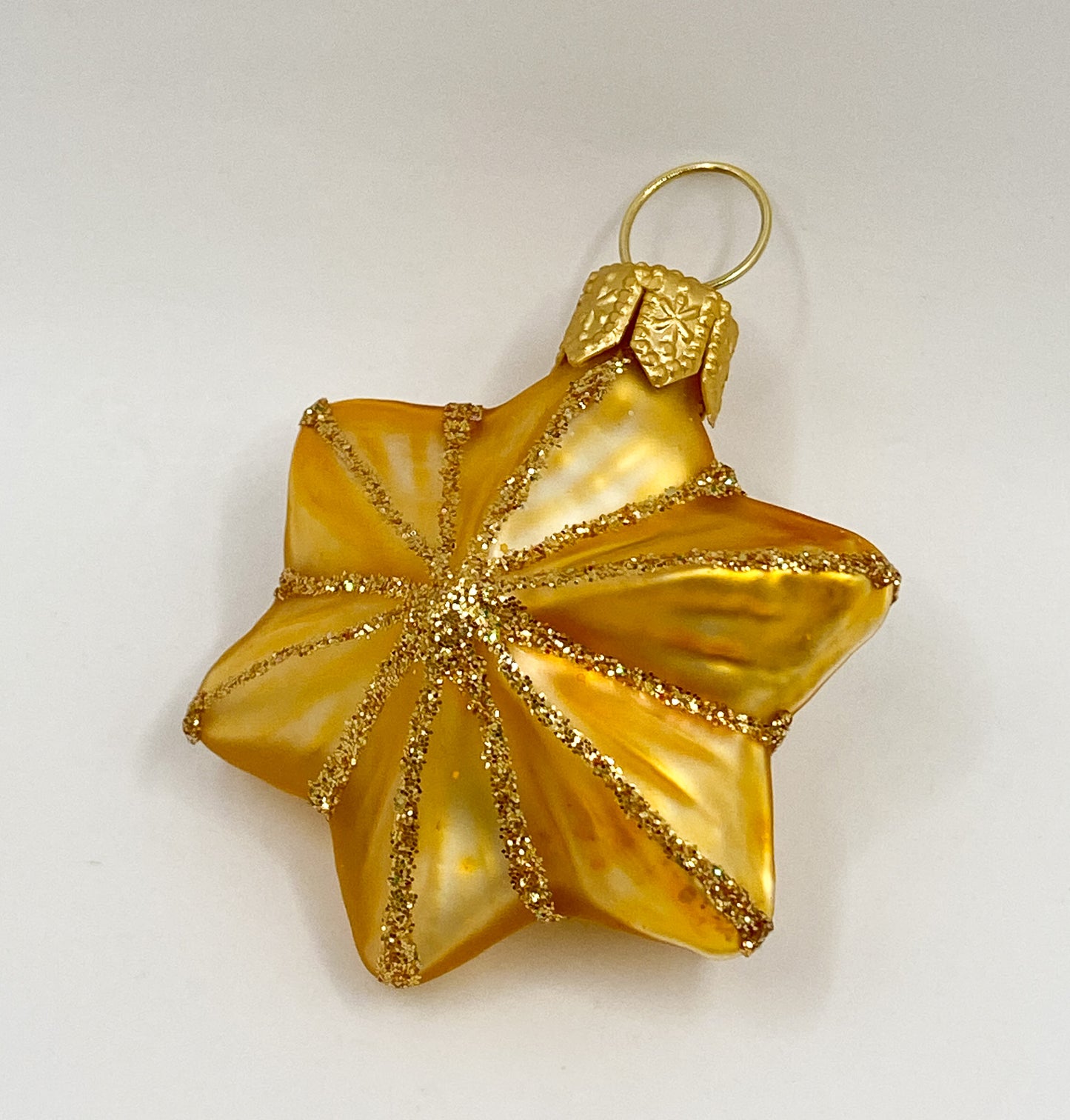 Mattes goldenes Sternchen