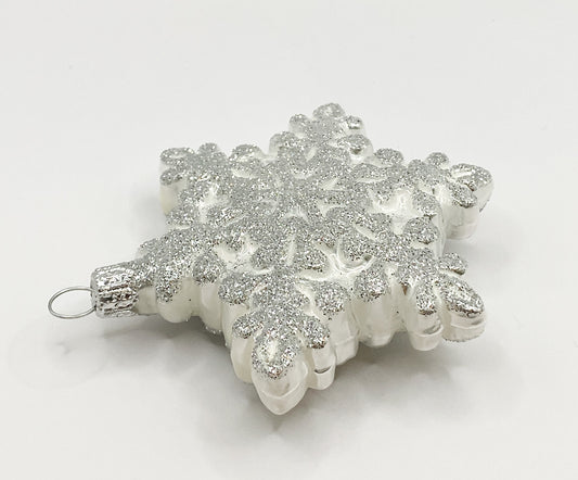 Weisse Schneeflocke mit silbernem Glitzer