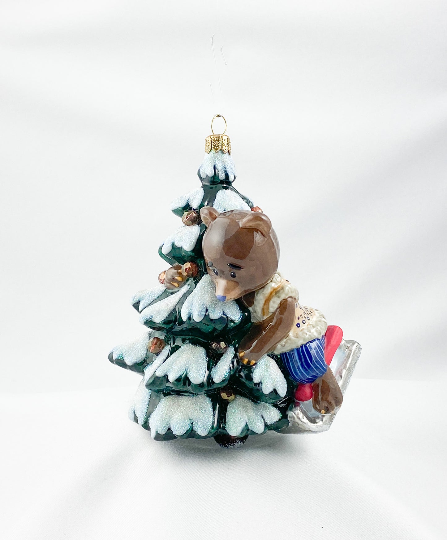 Der Bär holt den Weihnachtsbaum mit dem Schlitten aus dem Wald, AtlasArt, AtlasArt