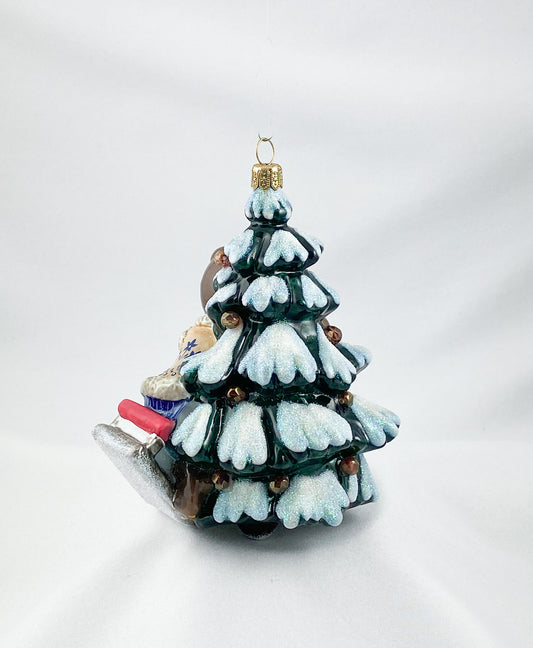 Der Bär holt den Weihnachtsbaum mit dem Schlitten aus dem Wald, AtlasArt, AtlasArt