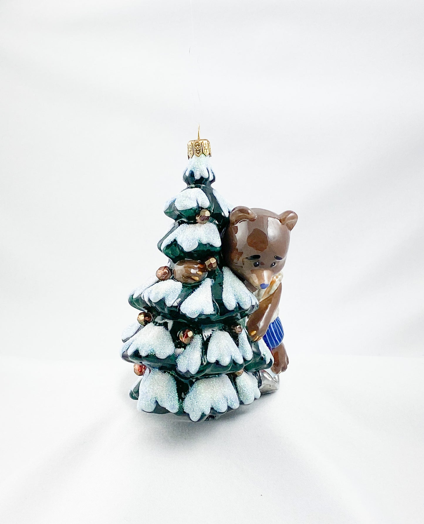 Der Bär holt den Weihnachtsbaum mit dem Schlitten aus dem Wald, AtlasArt, AtlasArt