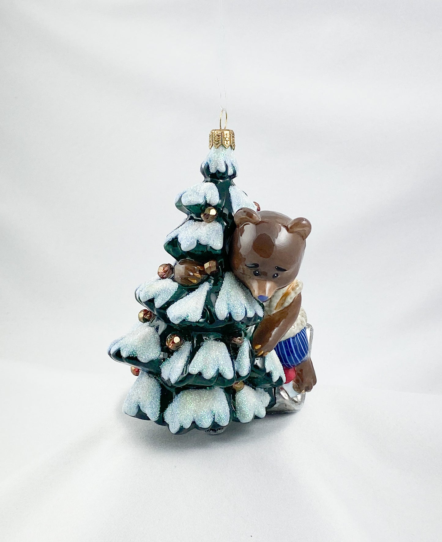 Der Bär holt den Weihnachtsbaum mit dem Schlitten aus dem Wald, AtlasArt, AtlasArt